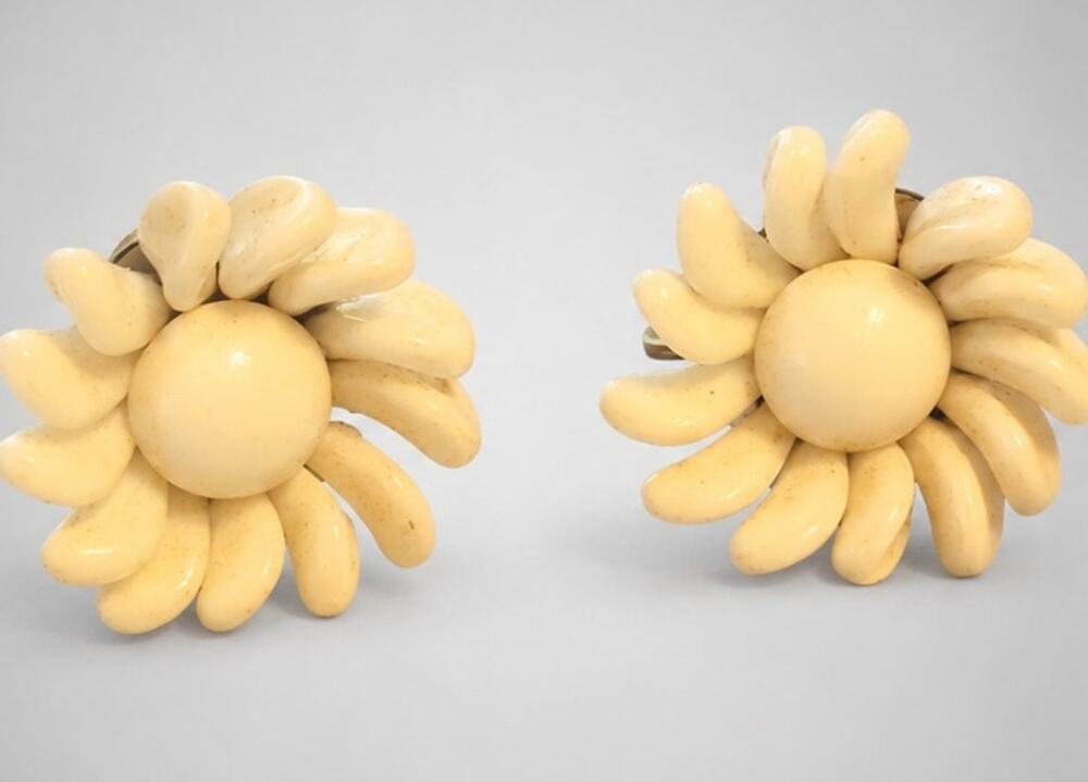 Vintage White Flower Earrings Milk Glass Mid-Century Screw Back 1"